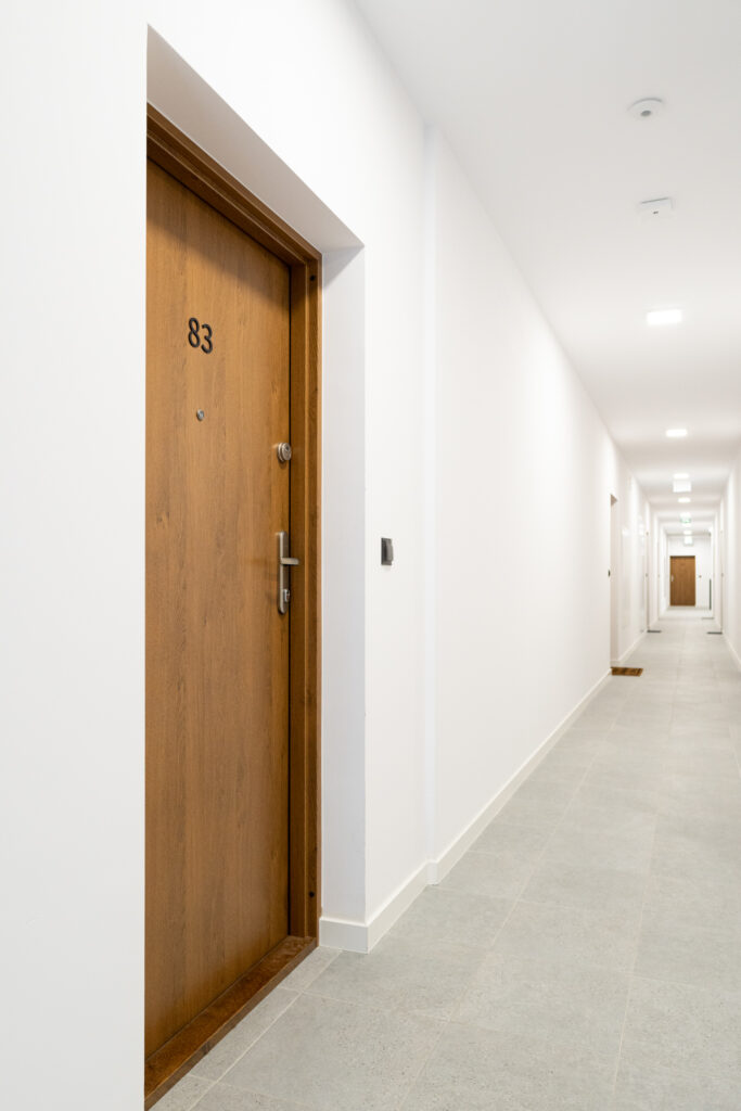 Ciepły montaż drzwi w mieszkaniach