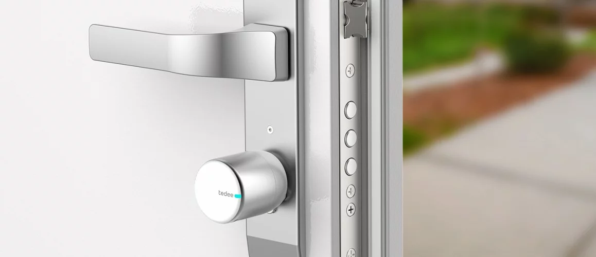 Wakacje bez stresu. Jak smart lock tedee ułatwia zarządzanie dostępem do domu?